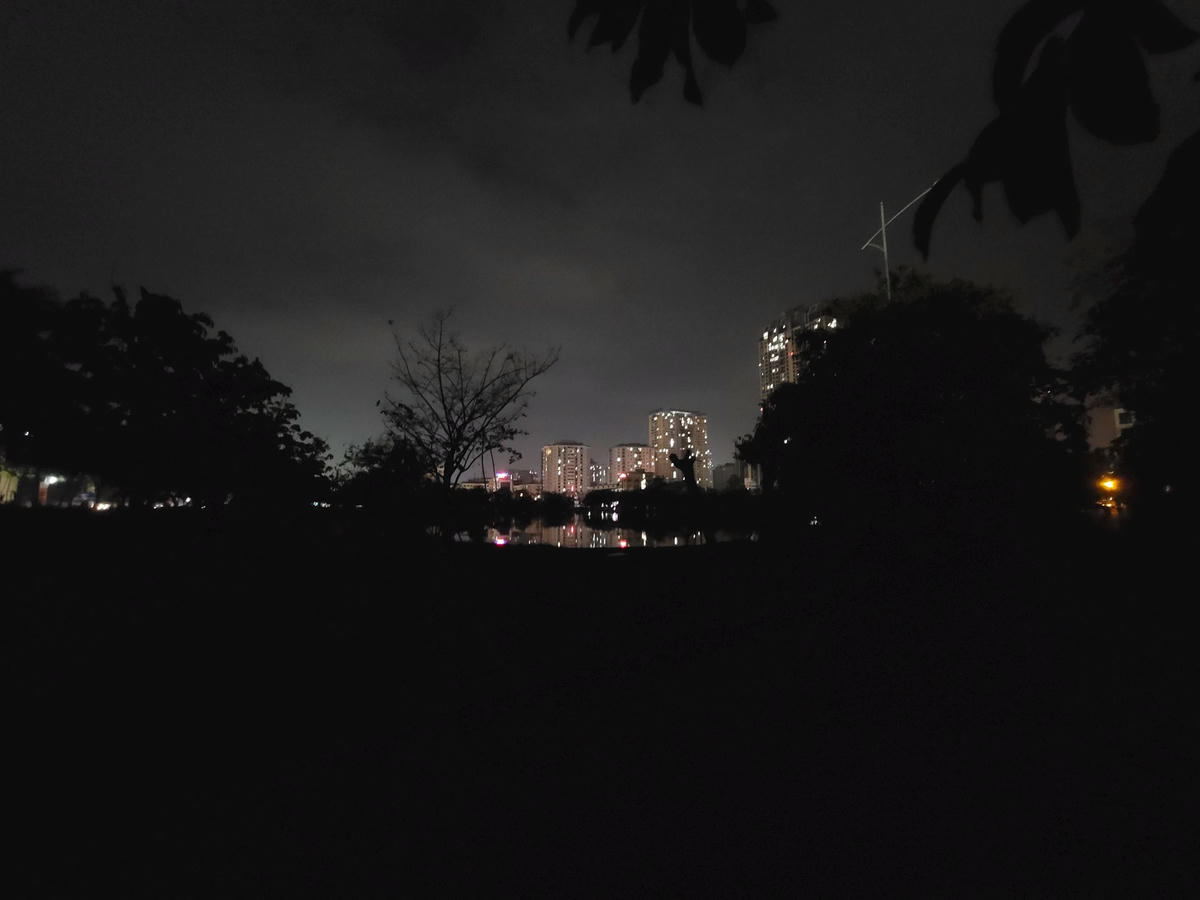 Ban đêm, công viên không có đèn điện tối om.