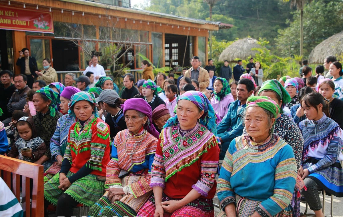 Bà con nhân dân trong thôn đến dự ngày hội đại đoàn kết toàn dân tộc.