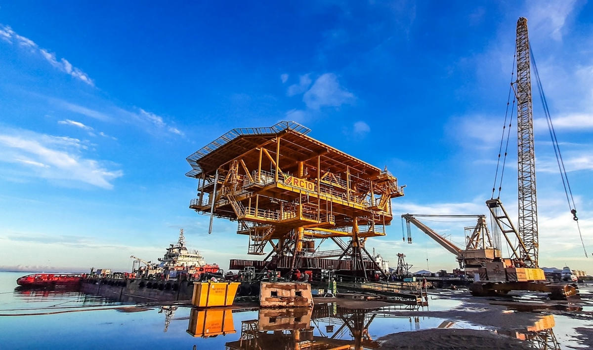 Hạ thủy thành công Khối thượng tầng giàn RC-10 mỏ Rồng.