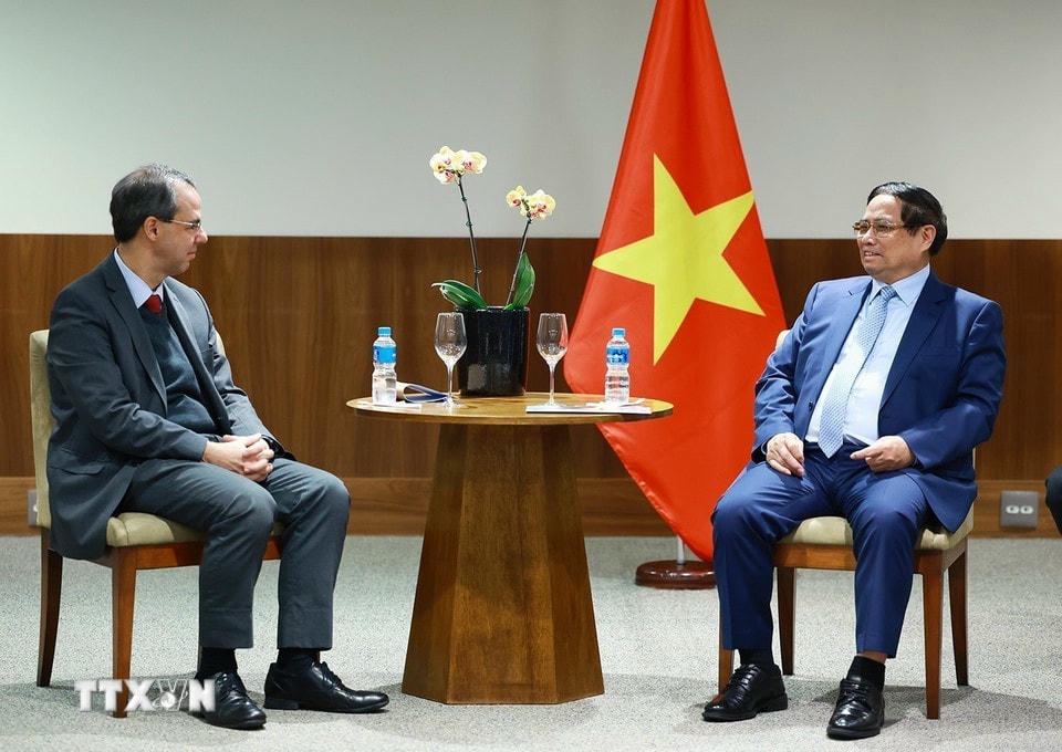 Thủ tướng Phạm Minh Chính tiếp ông José Serrador Neto, Phó Chủ tịch toàn cầu, Quan hệ đối ngoại Tập đoàn Embraer, Tập đoàn đa ngành, hoạt động chủ yếu trong lĩnh vực hàng không và công nghiệp vũ trụ. (Ảnh: Dương Giang/TTXVN)