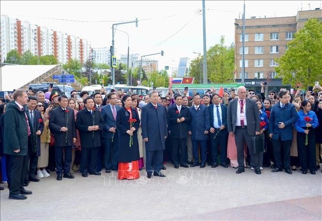 Tổng Bí thư Tô Lâm dâng hoa tưởng nhớ Chủ tịch Hồ Chí Minh và Tổng Bí thư Lê Duẩn tại Moskva ảnh 2