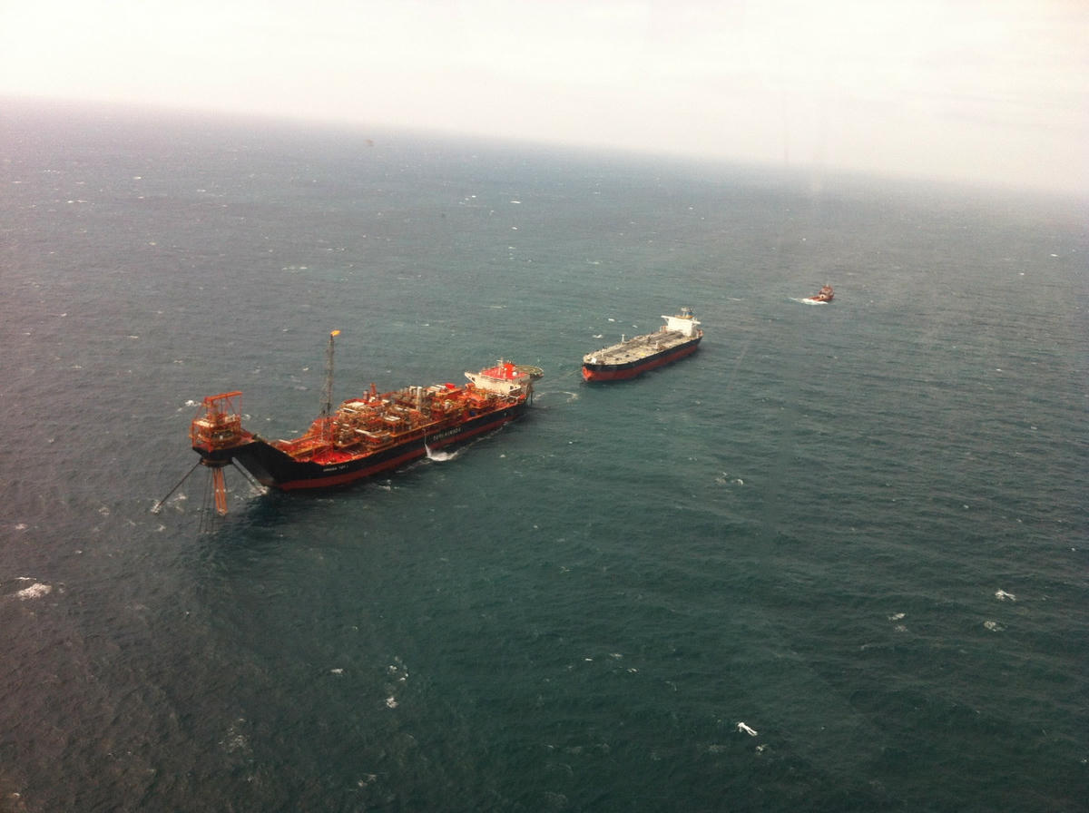 Một chuyến bán dầu tại mỏ Tê Giác Trắng.