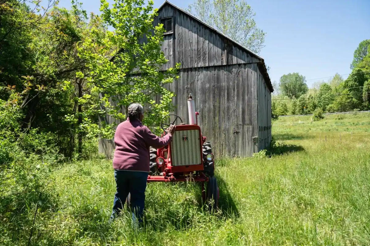 Adeeb kiểm tra máy kéo của cô ấy. Ảnh: Dee Dwyer / The Guardian.