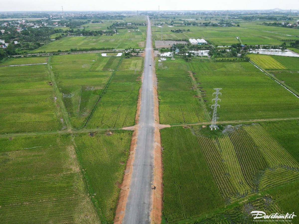 Dự án đường giao thông từ KCN Bỉm Sơn đến đường bộ ven biển đoạn Nga Sơn - Hoằng Hoá có chiều dài 18,807km, tổng mức đầu tư 1.089 tỷ đồng, được UBND tỉnh Thanh Hóa phê duyệt vào đầu năm 2021. Ảnh: Đình Minh