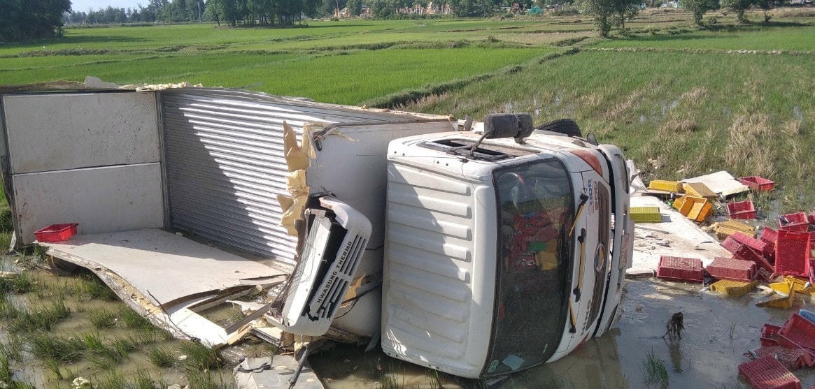 Xe đông lạnh chở theo 5 tấn hải sản bị lật xuống ruộng.