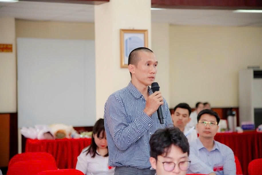 Cổ đông tham gia thảo luận tại Đại hội.