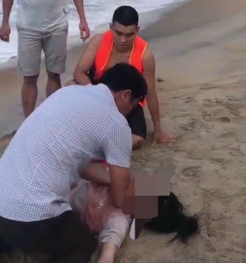 Người phụ nữ bị đuối nước may mắn được 3 chiến sĩ Công an cứu giúp (Ảnh: Cắt từ clip).