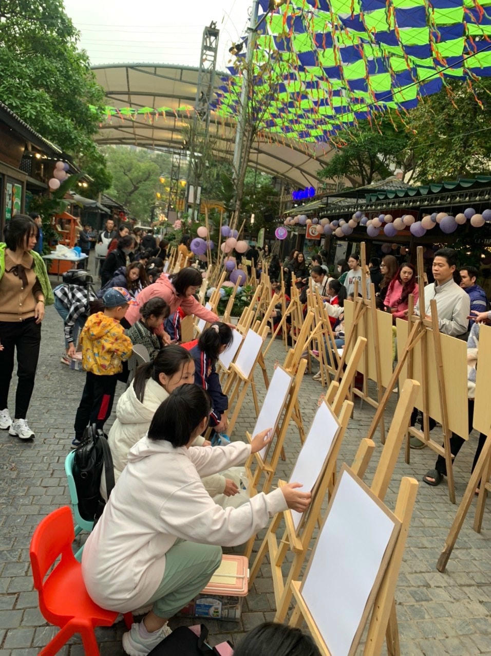 Hoạt động cho độc giả tại Phố sách Hà Nội.