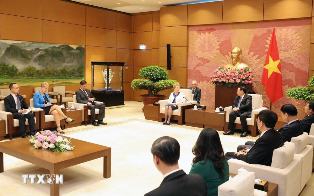 Chủ tịch Quốc hội Vương Đình Huệ tiếp Phó Chủ tịch thứ nhất Quốc hội Hungary Márta Mátrai. (Ảnh: Nhan Sáng/TTXVN) TTXVN_1604ChutichQuochoiVietnamHungary4.jpg