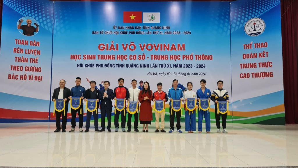 2170115_ban_to_chuc_giai_tang_co_luu_niem_cho_cac_doan_van_dong_vien_ve_tham_du_giai_vo_vovinam_hoi_khoe_phu_dong_tinh_quang_ninh_lan_thu_xi_15385011-1-.jpg