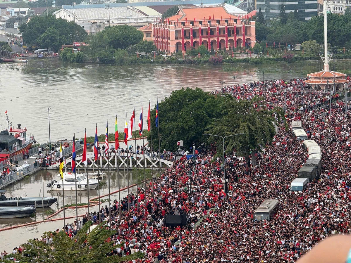 Hàng trăm ngàn người đổ về Bến Bạch Đằng.
