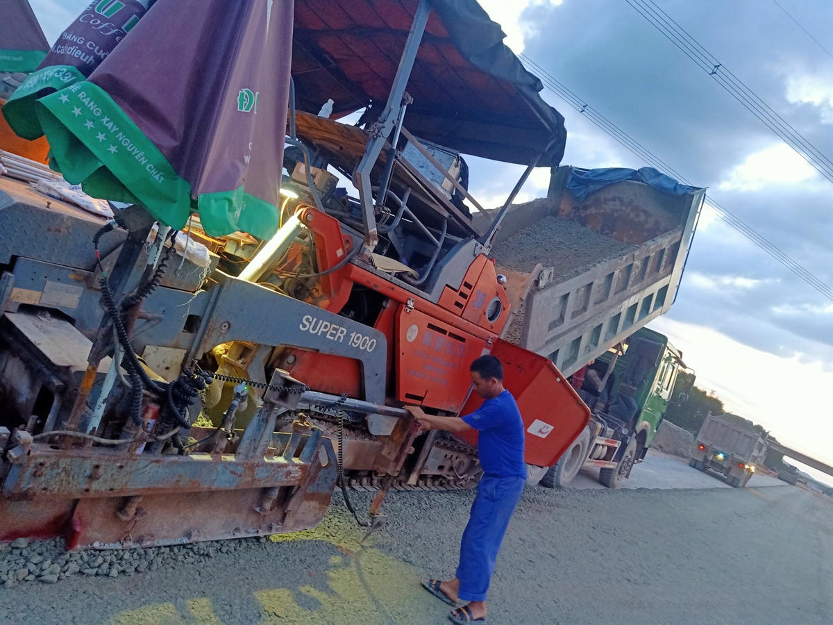 Tại nhiều gói thầu thuộc cao tốc Cam Lộ - La Sơn.