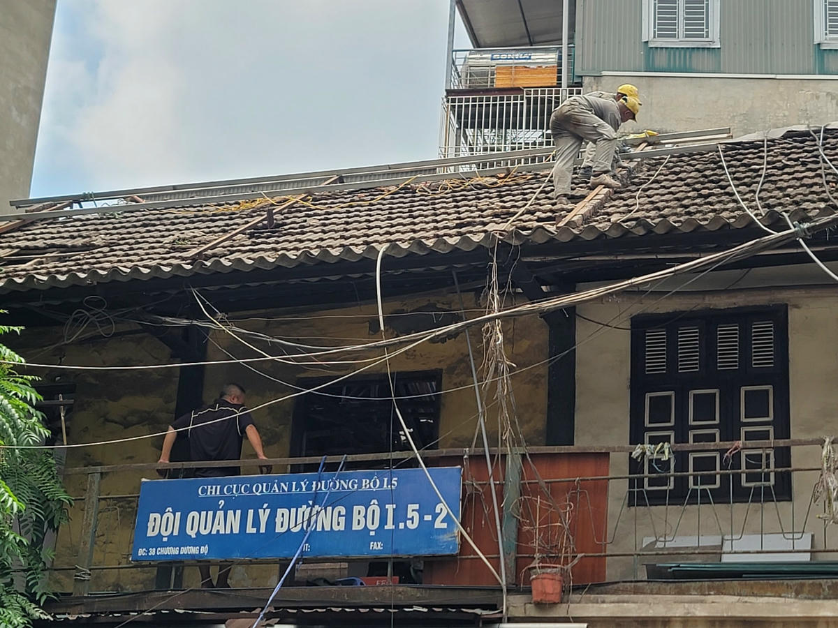 Tại số 38 Chương Dương Độ, công nhân đang tháo dỡ phần mái của toà nhà.