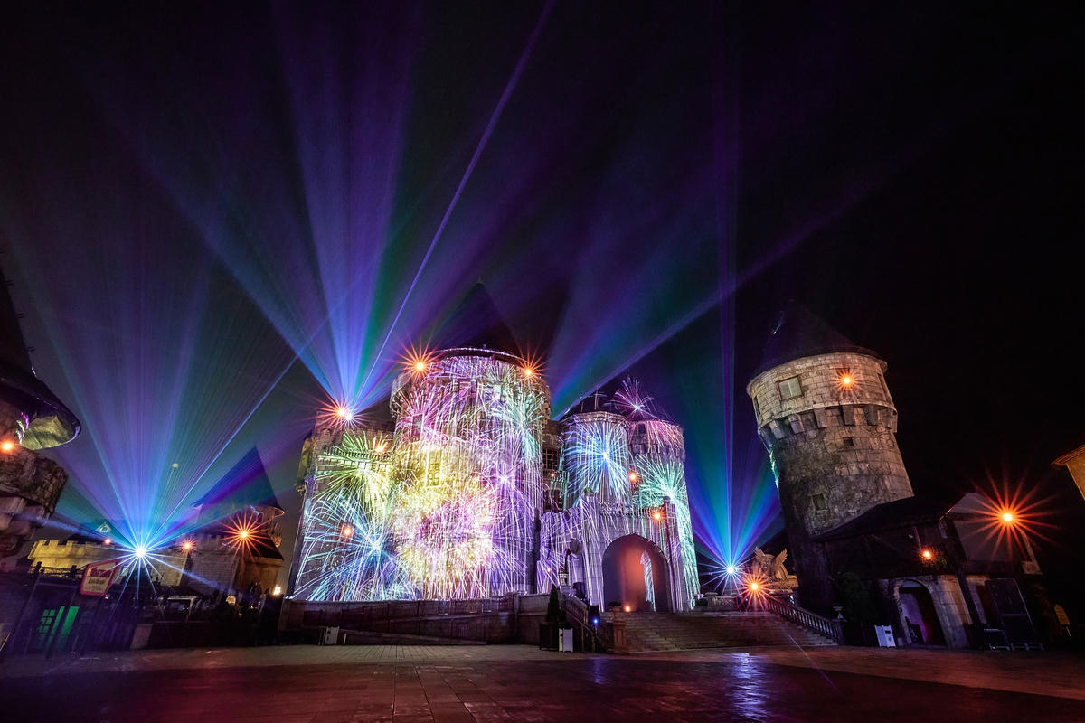 Trình diễn ánh sáng 3D mapping siêu thực.