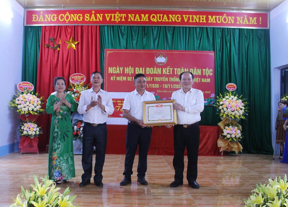 Ông rần Công Thắng tặng Bằng khen của Ủy ban MTTQ tỉnh cho thôn Trại Cọ. 