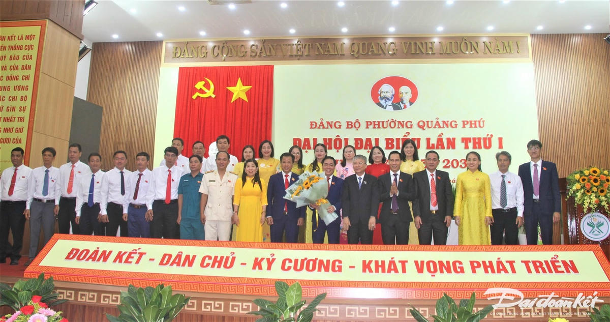 Ông Nguyễn Đức Dũng (ở giữa) tặng hoa chúc mừng ra Ban chấp hành Đảng bộ phường Quảng Phú lần thứ I, nhiệm kỳ 2025-2030. Ảnh: Tấn Thành.