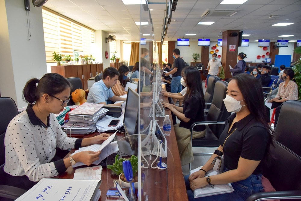 “Chúng tôi luôn trăn trở, mong muốn người dân tham gia sử dụng nộp hồ sơ theo các hình thức khác thuận lợi hơn, nhất là dịch vụ bưu chính công ích nhằm giảm tải áp lực tại Trung tâm, vừa giúp người dân, doanh nghiệp tiết kiệm chi phí và công sức góp phần thực hiện có hiệu quả mục tiêu cải cách hành chính”, ông Nguyễn Đình Mỹ, Phó Giám đốc Trung tâm Phục vụ hành chính công Nghệ An chia sẻ.