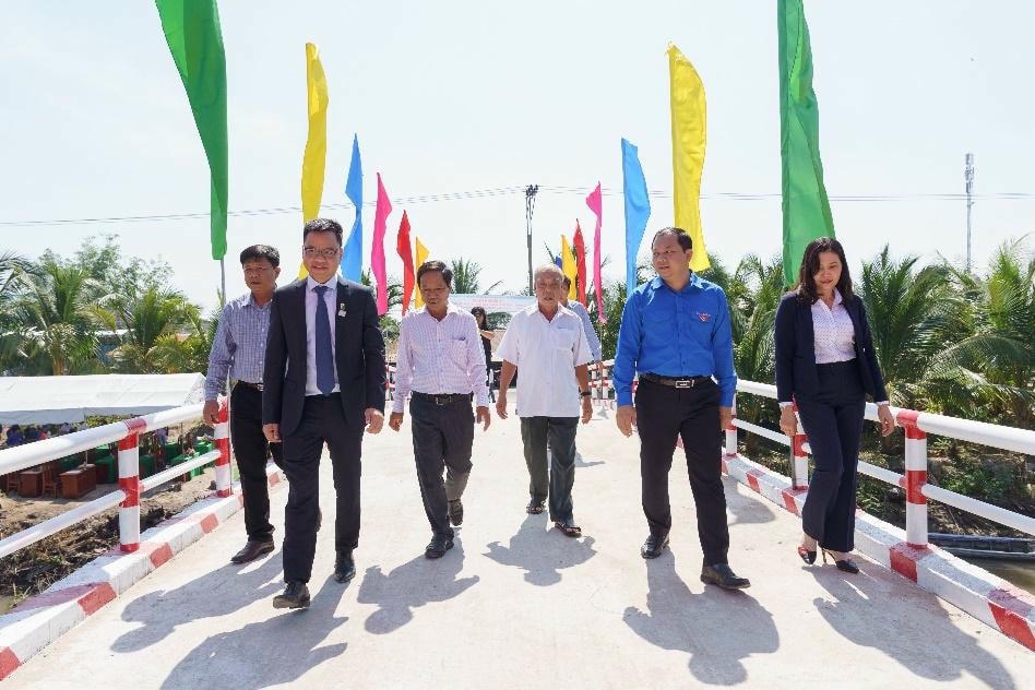 Việc hoàn thành những công trình cầu bê-tông kiên cố không chỉ giúp nối liền giao thông nông thôn mà còn là cơ sở để phát triển giao thương, kinh tế.