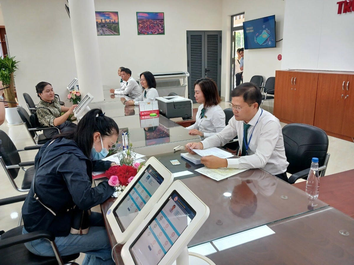 Người dân đến TTHCC làm thủ tục trong sáng 11/11.