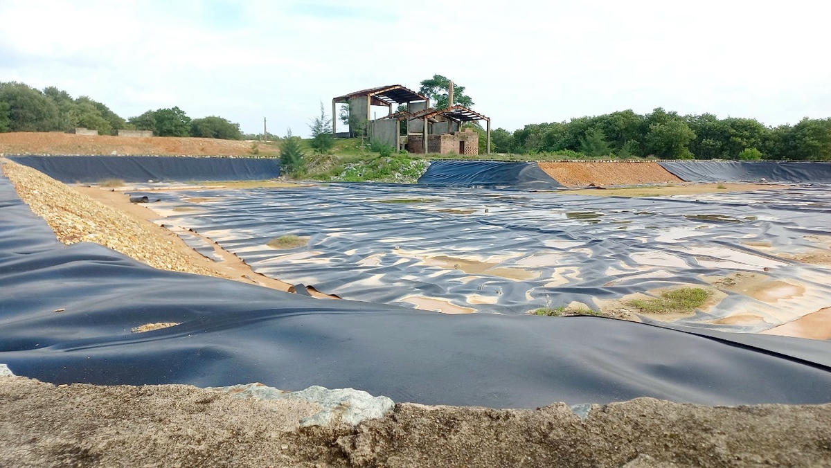 Ông Thuận cho biết thêm, ban đầu, xỉ than từ việc đốt rác ở cơ sở này được chở đi nơi khác. Mãi sau này mới xây dựng hố chứa xỉ than, tuy nhiên, khi hố chứa này xây dựng xong chưa lâu thì Lò đốt rác xã Điền Hải đóng cửa.