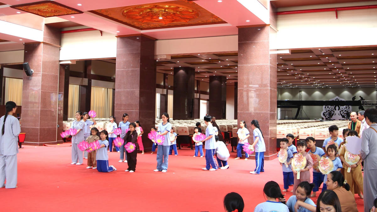 Một tiết mục văn nghệ chuẩn bi cho ngày chính thức Đại lễ.