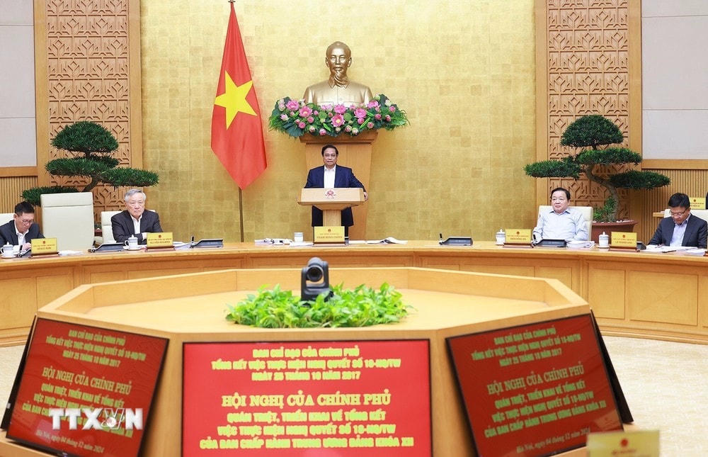 Hội nghị của Chính phủ quán triệt, triển khai Tổng kết việc thực hiện Nghị quyết số 18-NQ/TW. (Ảnh: Dương Giang/TTXVN) ttxvn_thu tuong_nghi quyet 18_3.jpg