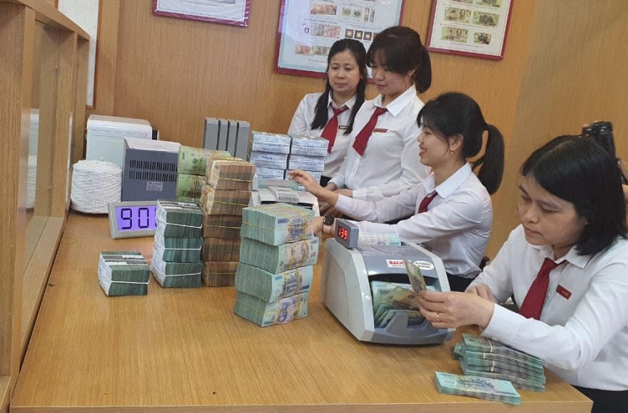 Nữ cán bộ Agribank luôn tận tâm và trách nhiệm với công việc.