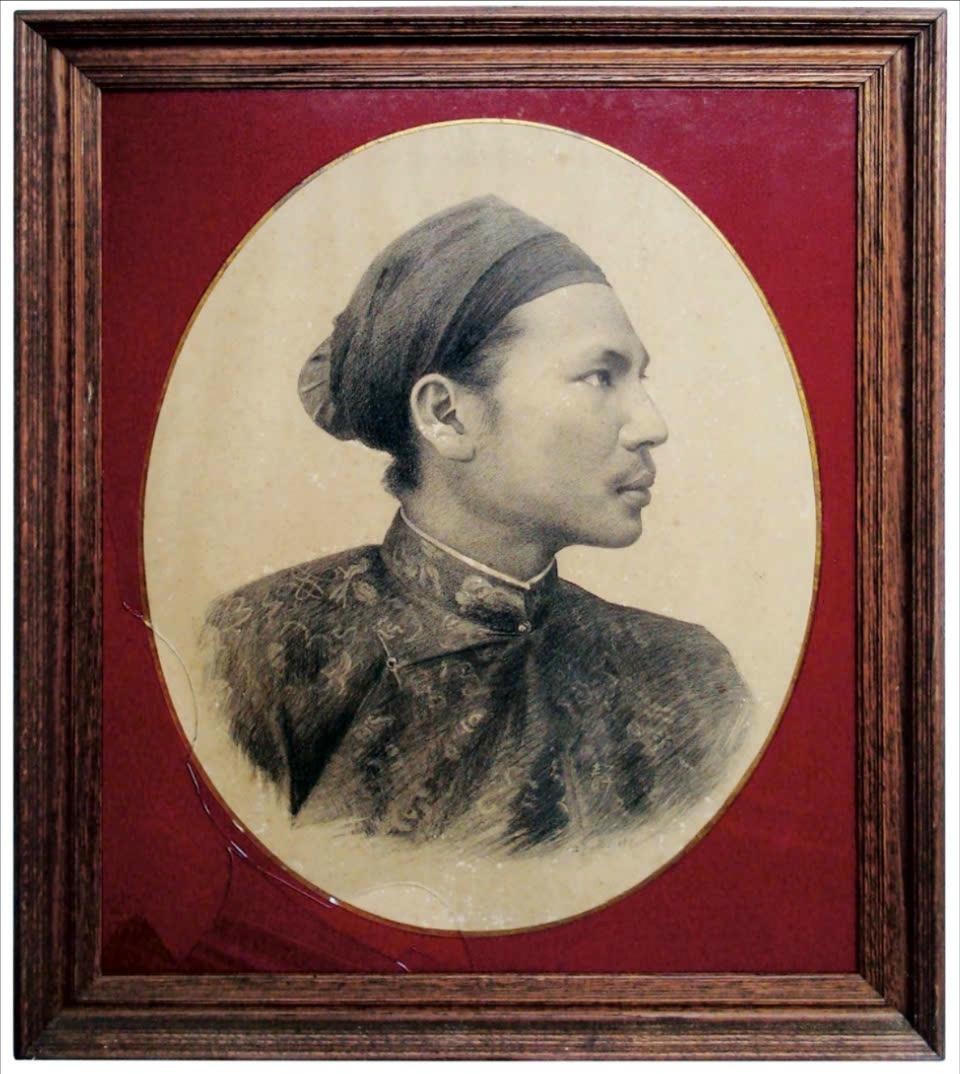 chan-dung-tu-hoa-cua-vua-ham-nghi-than-chi-tren-giay-ve-nam-1896-cua-vua-ham-nghi(1).jpg