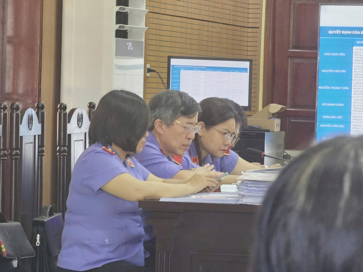 Đại diện Viện kiểm sát tối cấp cao trình bày luận tội tại phiên toà phúc thẩm.