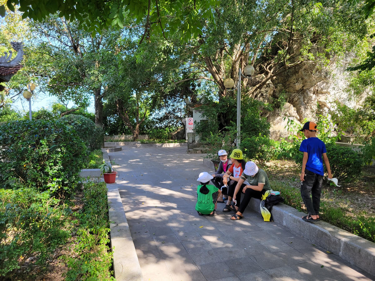 Đến đây du khách có thể tham quan chùa Non Nước, đền thờ Trương Hán Siêu, công viên Thúy Sơn nằm ngay dưới chân núi. Những địa điểm này cùng với núi Non Nước là điểm đến du lịch nổi tiếng về văn hóa tâm linh ở thành phố Ninh Bình.  