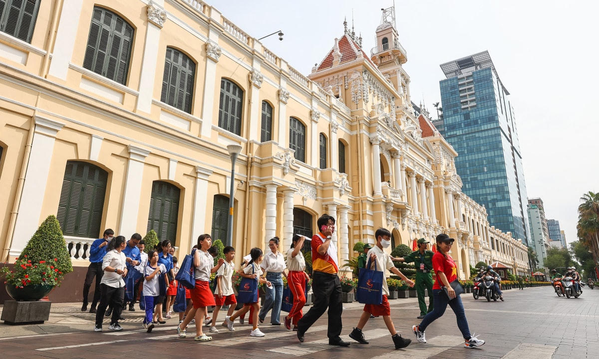 Trước đó, ngày 30/4 và 1/5/2023, trụ sở HĐND - UBND TP HCM lần đầu tiên mở cửa cho khách tham quan.