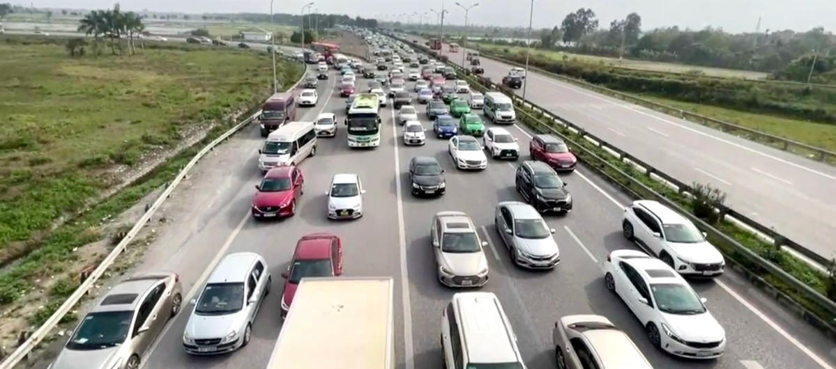 Cao tốc Pháp Vân - Cầu Giẽ ùn tắc, người dân di chuyển hướng nào để về Hà Nội?- Ảnh 1. Cao tốc Pháp Vân - Cầu Giẽ ùn tắc, người dân di chuyển hướng nào để về Hà Nội?- Ảnh 1.