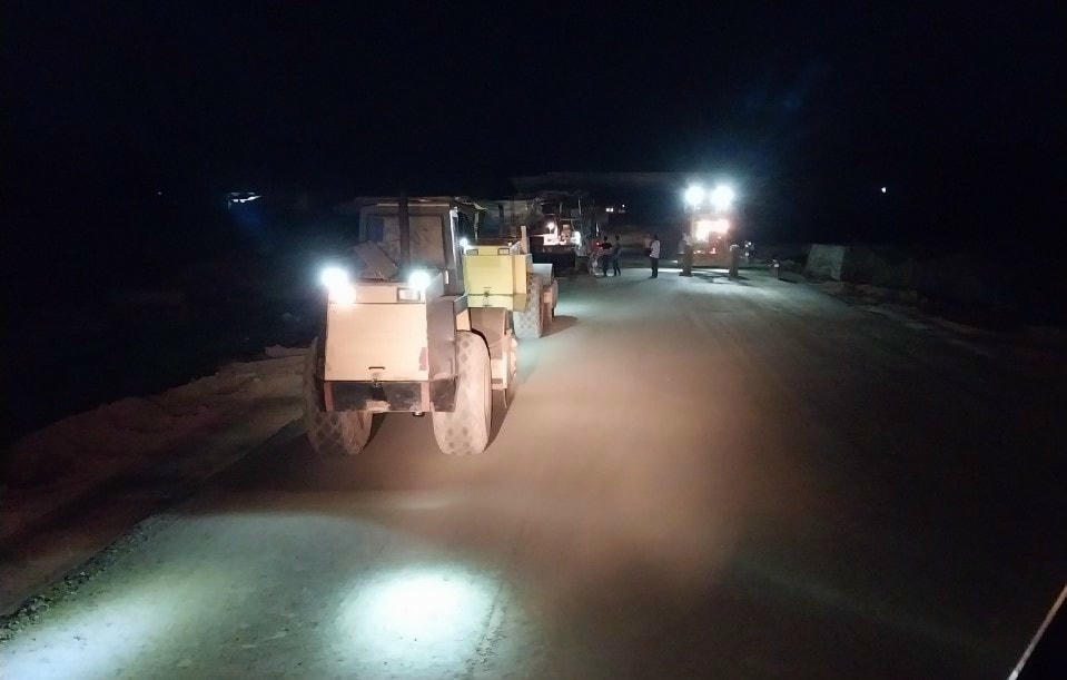 Công nhân, phương tiện được huy động làm tăng ca.