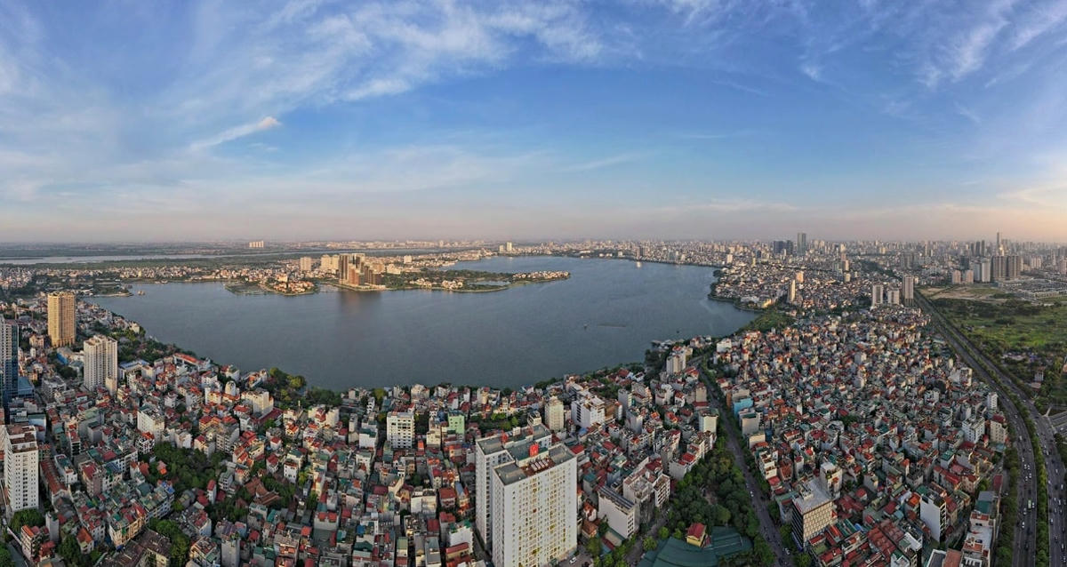 Toàn cảnh Hồ Tây nhìn từ đường Võ Chí Công.