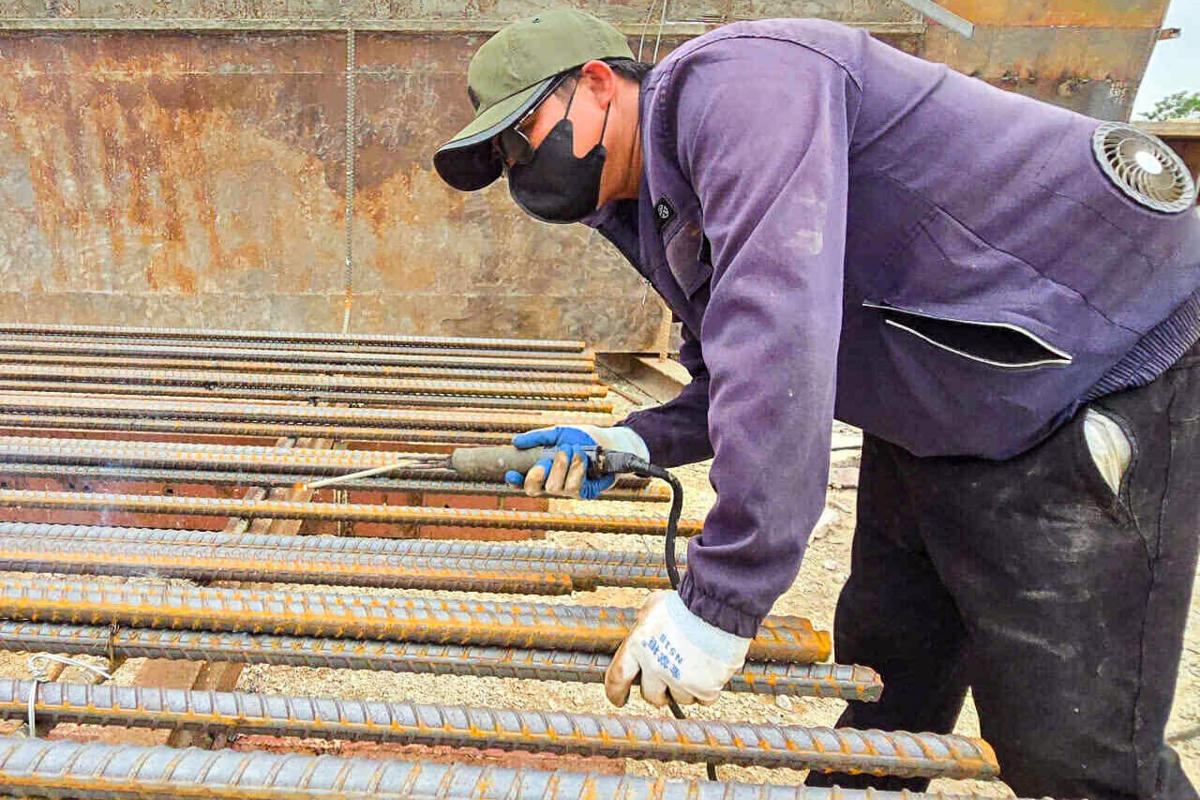 Các công nhân ăn nghỉ tại công trường để tiết kiệm tối đa thời gian triển khai dự án. Ảnh: Đình Minh