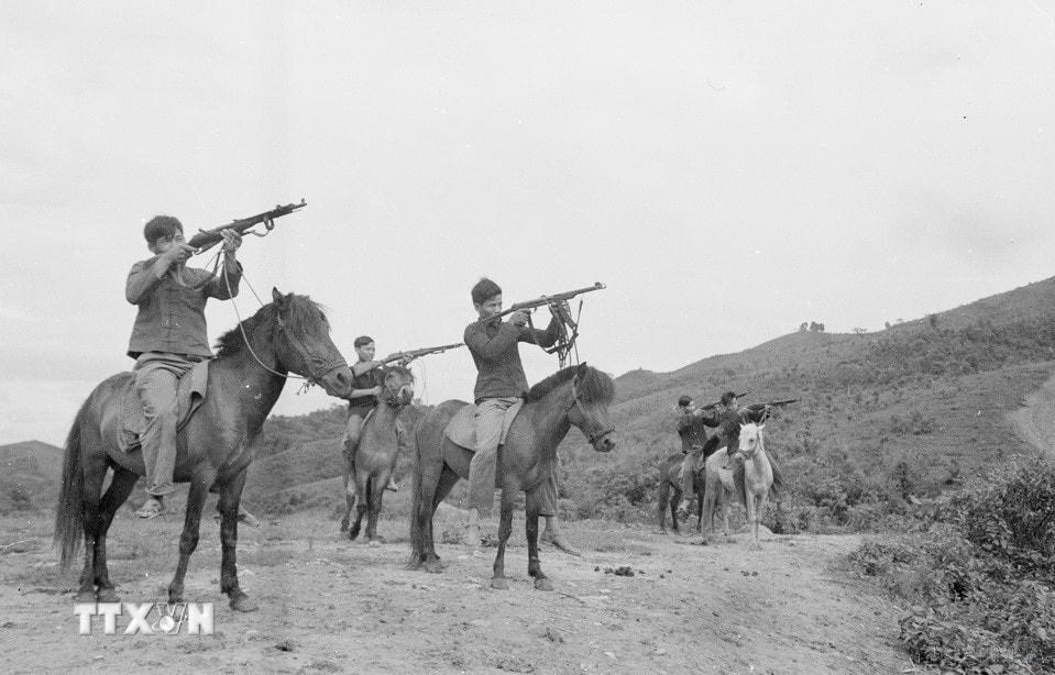 Dân quân huyện Bát Xát, tỉnh Hoàng Liên Sơn, tập bắn súng trên lưng ngựa năm 1973. (Ảnh: TTXVN)