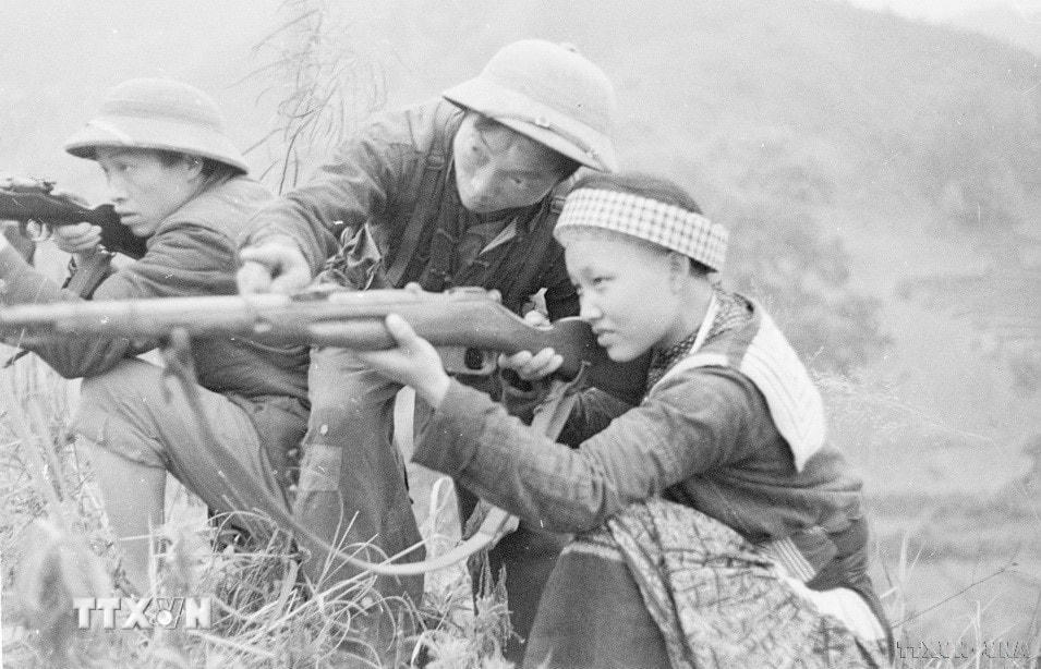 Nữ dân quân Hàn Thị Sải, huyện Thông Nông, tỉnh Cao Bằng tích cực luyện tập, bảo vệ bản làng, bảo vệ sản xuất. Qua các kỳ kiểm tra, chị đều đạt khá và giỏi. (Ảnh: Nguyễn Hoàn/TTXVN)