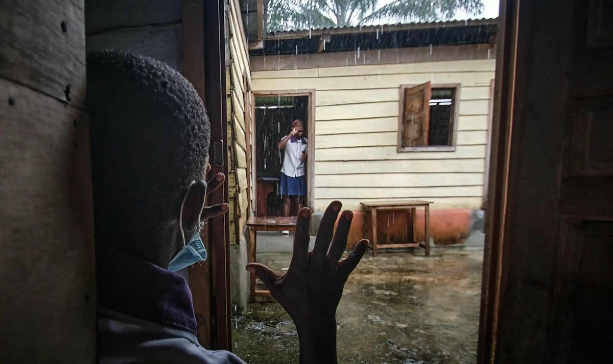 Học sinh giao tiếp từ lớp học này sang lớp học khác tại La Fe ở Guinea Xích đạo. Ảnh: Diego Menjibar Reynes.