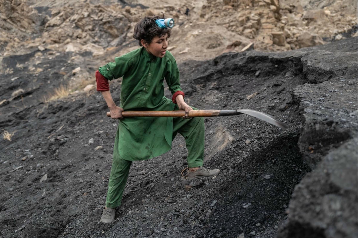 Các chàng trai trẻ phụ giúp kiếm thu nhập cho gia đình. Ảnh: VICE.