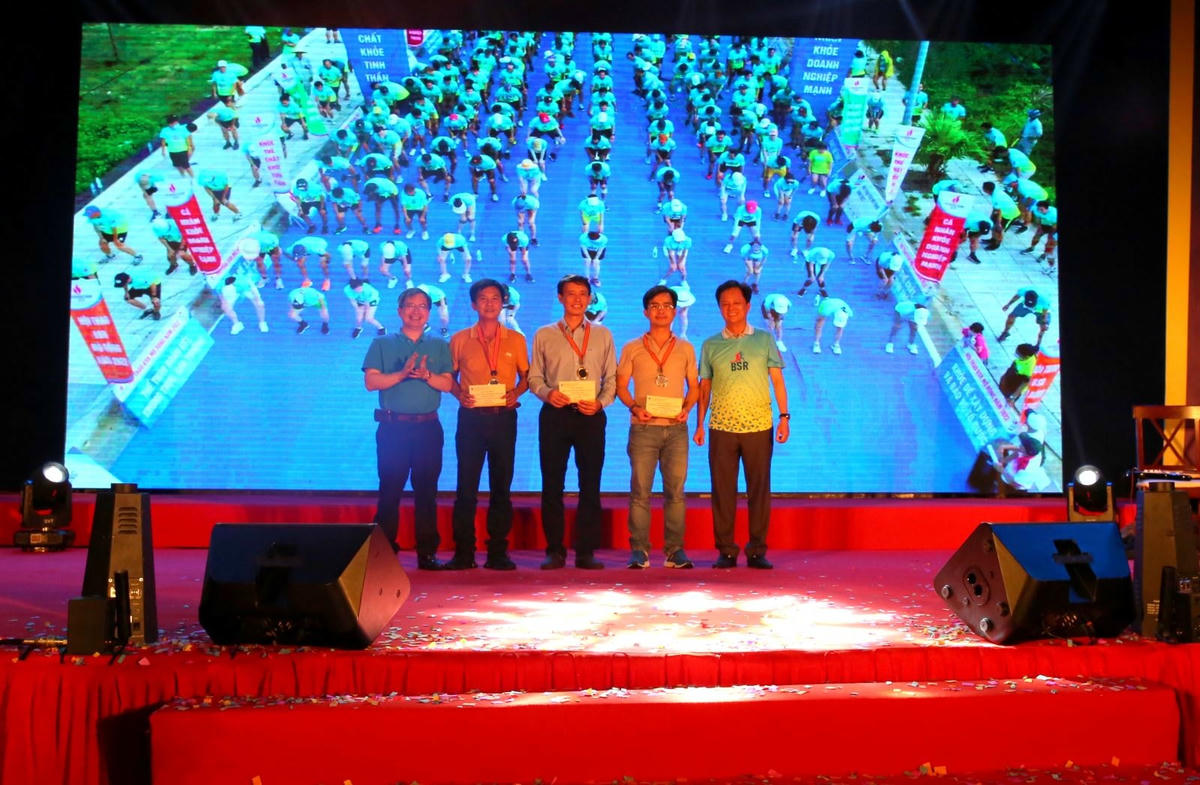 Trao giải cho các VĐV nam đạt thành tích cao nhất lứa tuổi trên 40 tại giải chạy “BSR đoàn kết”.