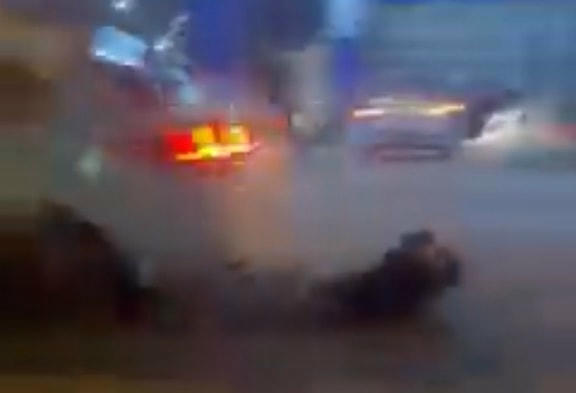 Người phụ nữ bị bánh xe chèn qua người, tử vong ngay sau đó. Ảnh cắt từ video