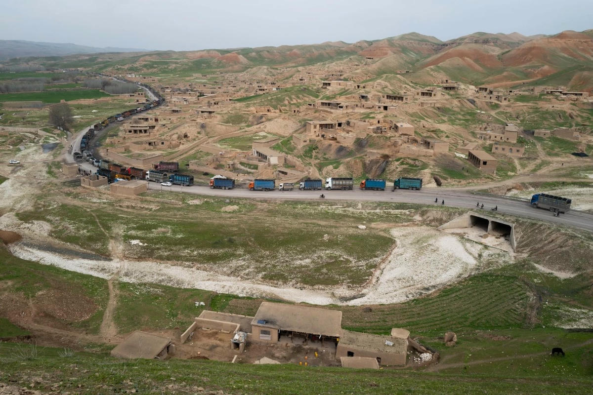 Đánh thuế than là một nguồn thu đáng kể của Taliban. Ảnh: VICE.