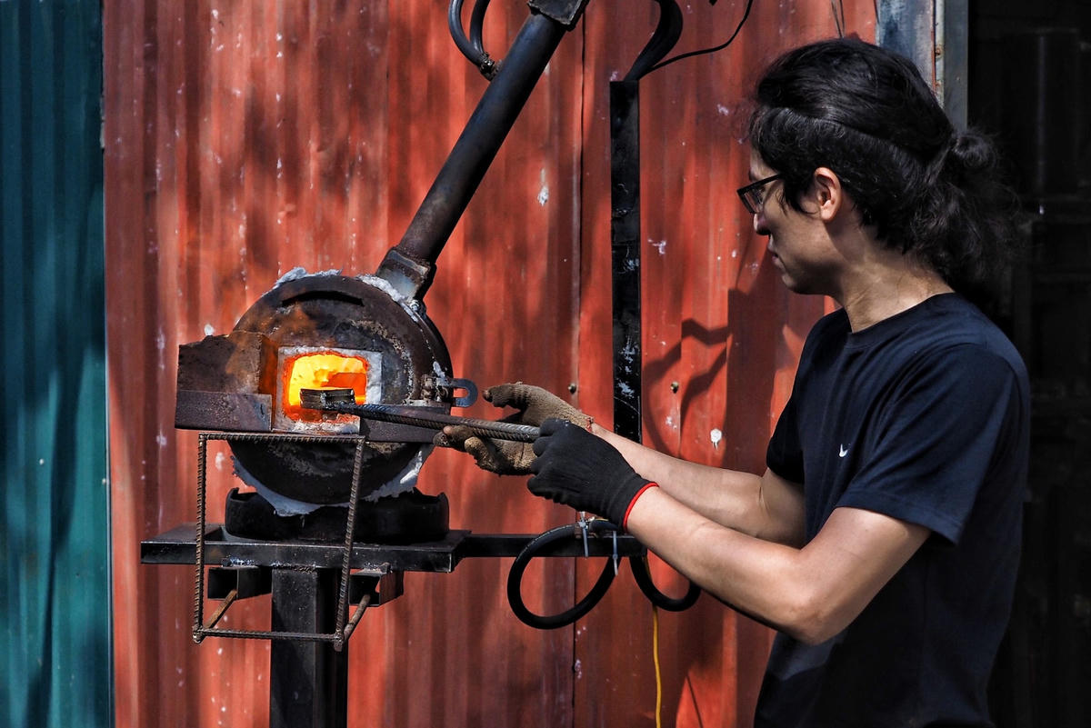 Dù nghề rèn đã có thêm máy móc hỗ trợ nhưng chỉ riêng công đoạn luyện thép cũng mất cả ngày.