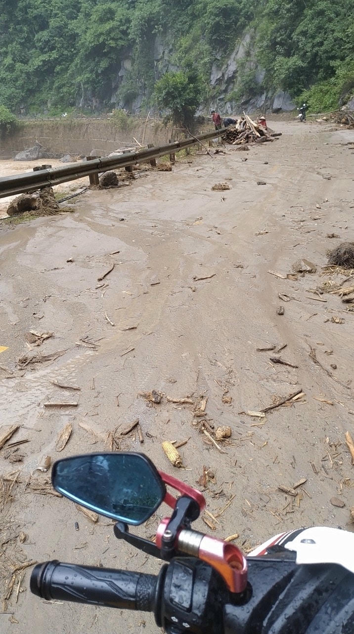 Sáng ngày 06/8/2023, hệ thống lưới điện trung, hạ áp tại Yên Bái cũng bị  sự cố do các đợt mưa giông kéo dài, cụ thể: sự cố ĐZ 376 E29.2 cấp điện cho khu vực huyện Mù Cang Chải gây mất điện 80 TBA, 8.017 khách hàng bị ảnh hưởng, hiện tuyến đường giao thông Mù Căng Chải đi Lai Châu đang bị sạt lở không di chuyển được, PC Yên Bái đang triển khai các đội khắc phục sự cố để tiếp cận hiện trường.