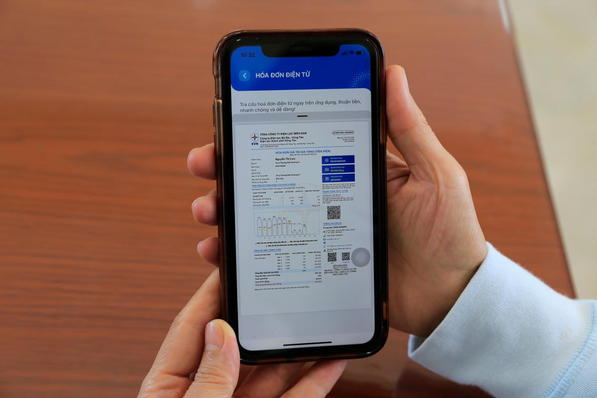 Khách hàng tại Bà Rịa–Vũng Tàu tra cứu hóa đơn điện tử trên App CSKH EVNSPC.