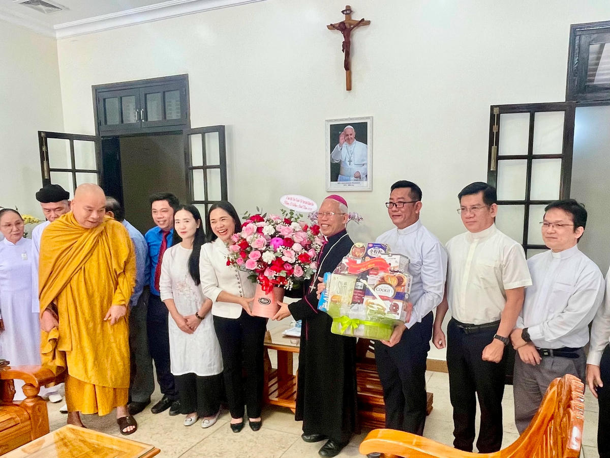 Chủ tịch Uỷ ban Mặt trận Tổ quốc Việt Nam tỉnh Trần Thu Mai và đoàn công tác tỉnh Khánh Hòa chúc mừng Tòa Giám mục Giáo phận Nha Trang nhân dịp lễ Phục sinh. (ảnh Thùy Trang)