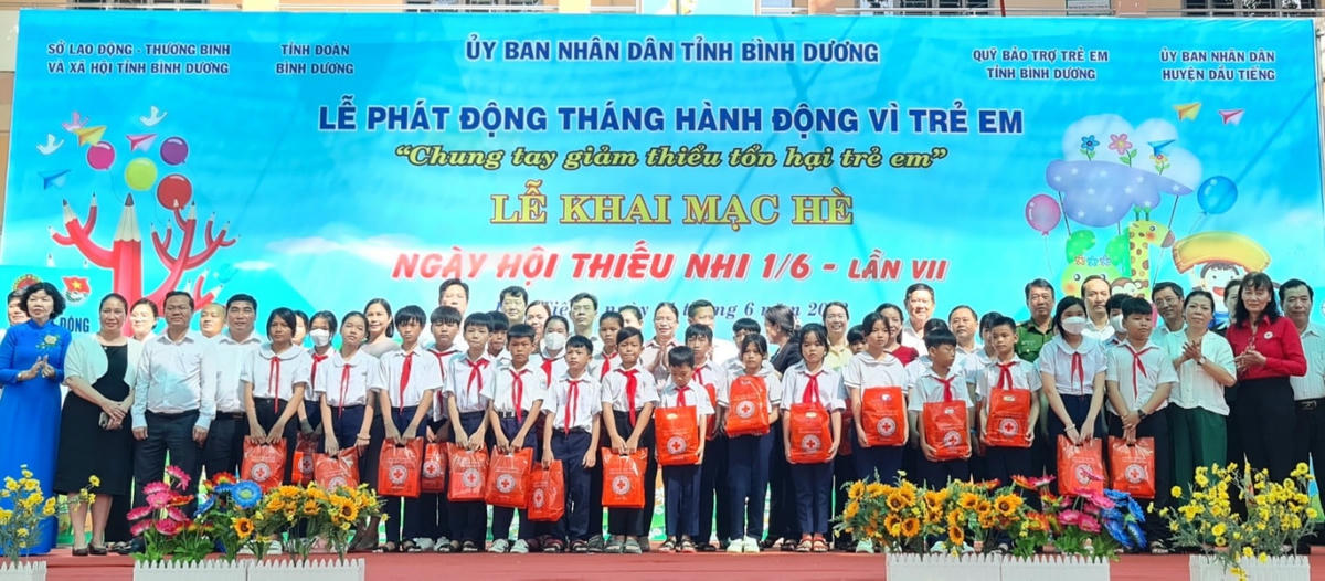 Các em học sinh của tỉnh Bình Dương đón nhận những phần quà ý nghĩa nhân Lễ.