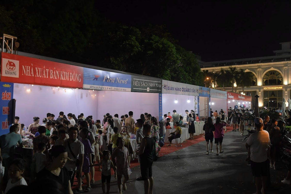 Sự kiện thu hút nhiều đơn vị lớn trong ngành xuất bản tham gia trưng bày, giới thiệu, quảng bá sách, với tổng cộng 40 gian trưng bày. Trong tối khai mạc, các gian trưng bày sách thu hút rất đông người dân địa phương.