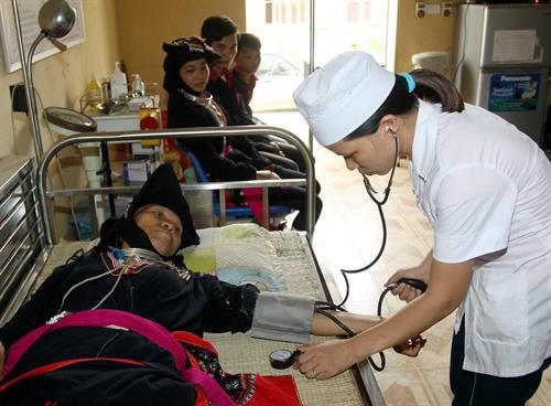 Dự án chăm sóc sức khỏe cho đồng bào dân tộc thiểu số luôn được thành phố quan tâm. Ảnh minh họa: baodautu.vn