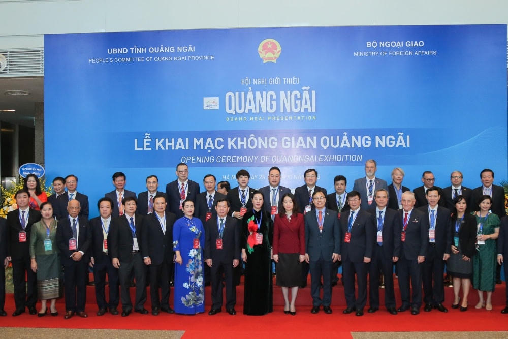 Các đại biểu tham dự lễ khai mạc